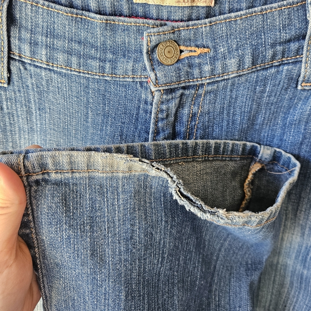 Levi's Relaxed Boot Cut 550 Jeans - Picture 8 of 9